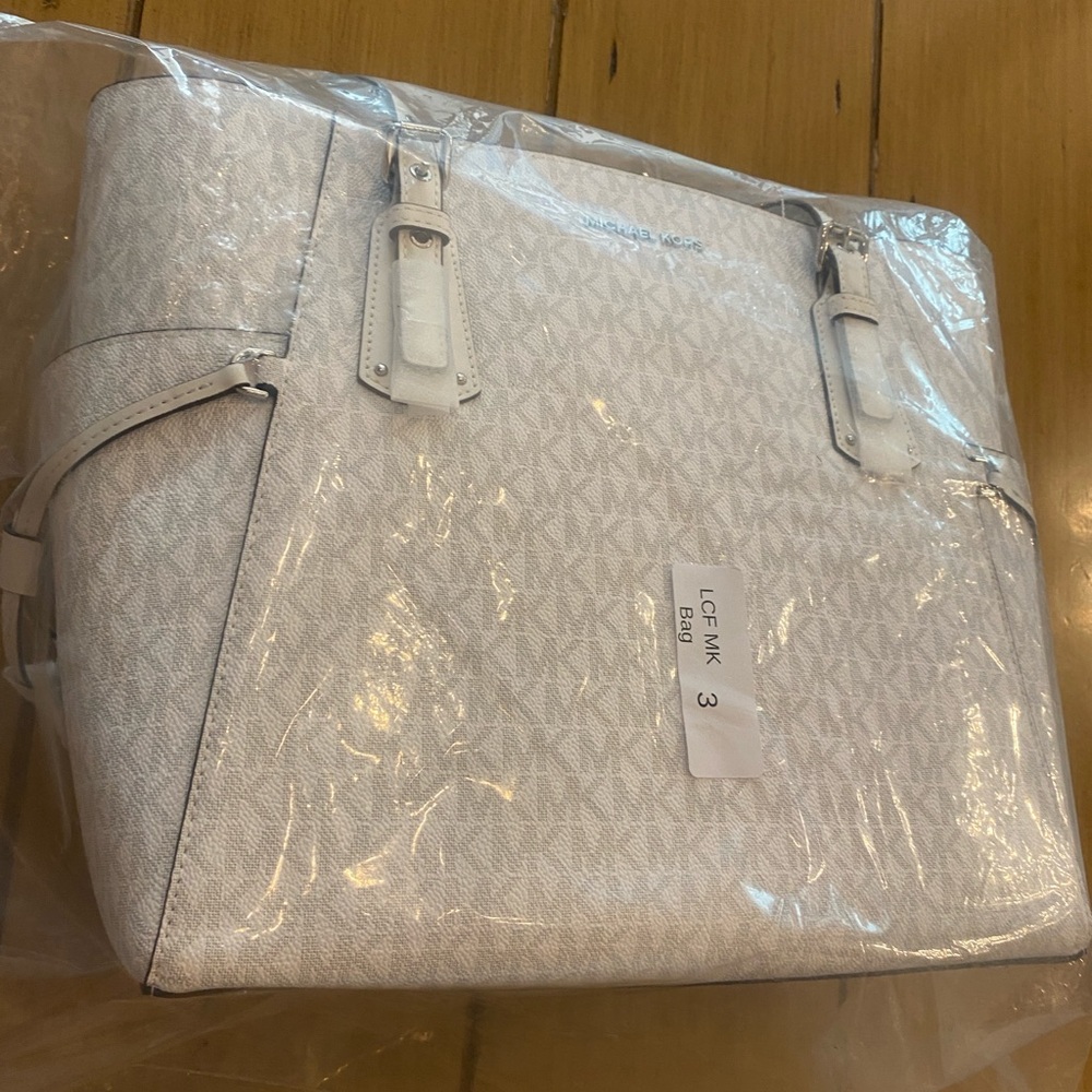 Michael Kors Voyager East West White Beige Signature Tote Authentic NEW w tags 🌷 - Picture 9 of 16